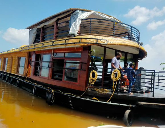 4 Bedroom Houseboat