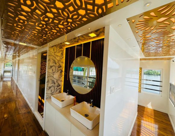 8 Bedroom Houseboat