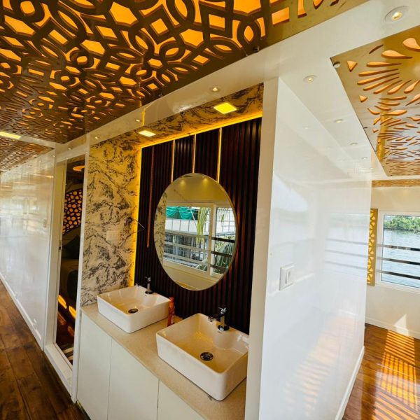 8 Bedroom Houseboat