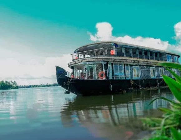 Shikara Boat Alleppey: Explore Kerala Backwater Cruise